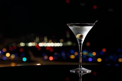 THE BARで楽しむカクテルと新千歳空港の夜景