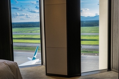 西側客室から見える国際線スポットに駐機する飛行機と滑走路の景色