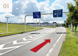 從札幌、千歲市區方向來的貴賓，請在通過線道後行走右方車道，往「國際線、停車場」標示方向前進。